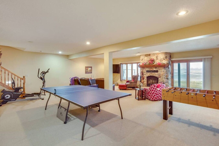 Interior 5, 519c On the Lake Hot Tub Pool Table 10 Beds, Wright