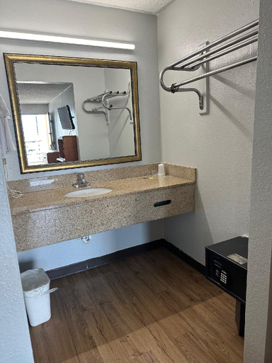 Bathroom 5, Rodeway Inn Hopkinsville, Christian