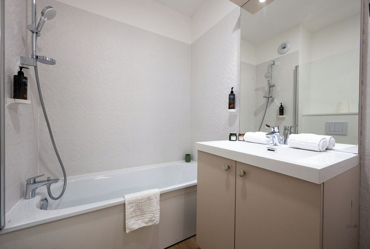 Bathroom 5, Nemea Appart Hotel Nice Sunset Arenas, Alpes-Maritimes