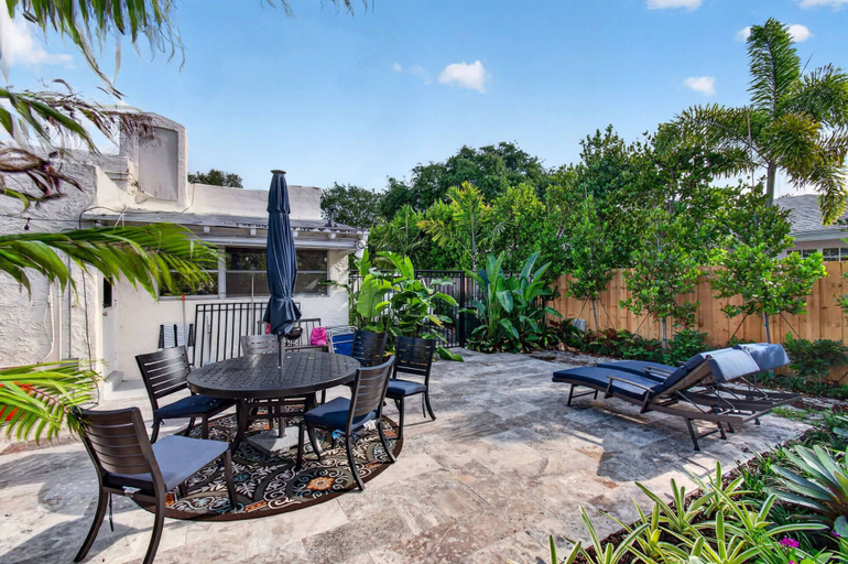 Outdoor dining 2, Adobe Oasis 2bdr Stay w/ Pool, Palm Beach