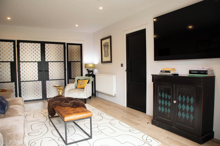 Living area 2, House Sleeps 10 With Enclosed Garden, Oxfordshire