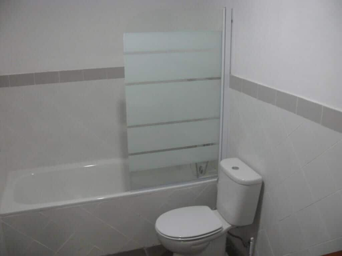 Bathroom 4, Emoyeni Gardens Hotel, Água Grande