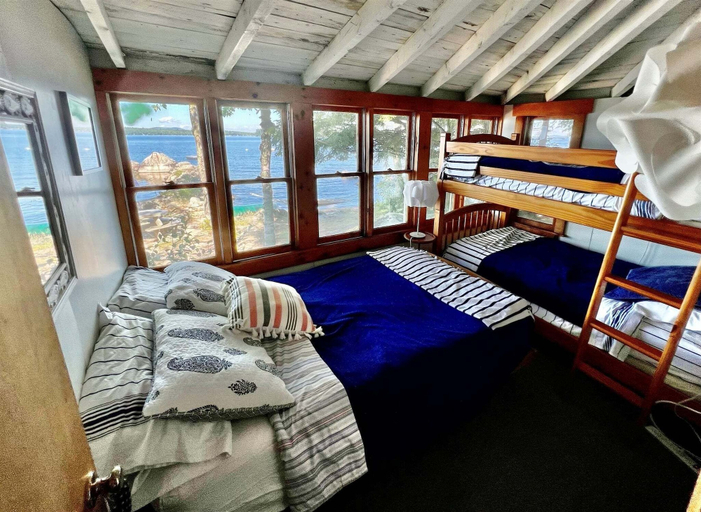 Room 5, Beachside On Sebago Limit 6 2 Bedroom Villa, Cumberland