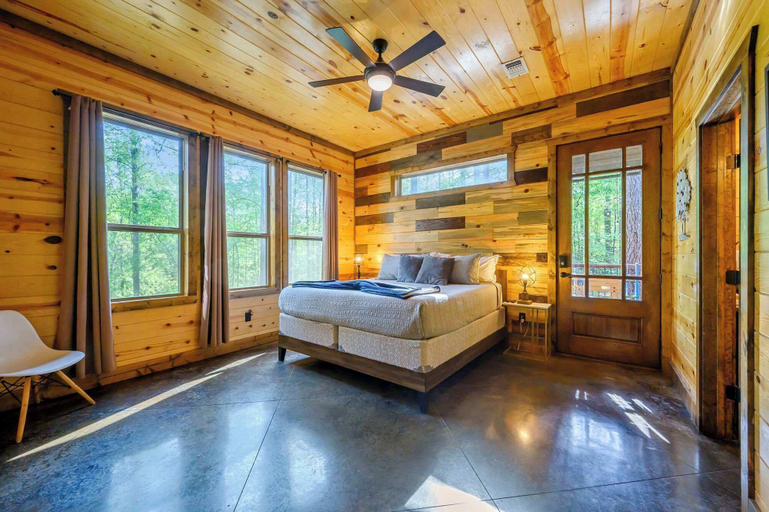 Room 3, Moonlight Thru the Pines 4bdr, McCurtain