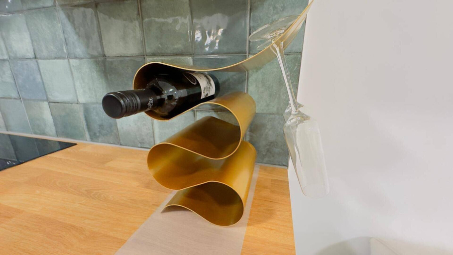 Bathroom amenities, Elizabeth Line - Parking - Wifi - Sleeps 4, London
