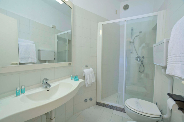 Bathroom 3, Hotel Europa e Concordia, Savona