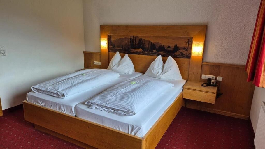 Room 2, Hotel Dahoam by Miha, Kitzbühel