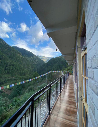 Property grounds 3, Himalayan Escape - A Homestay, Shimla