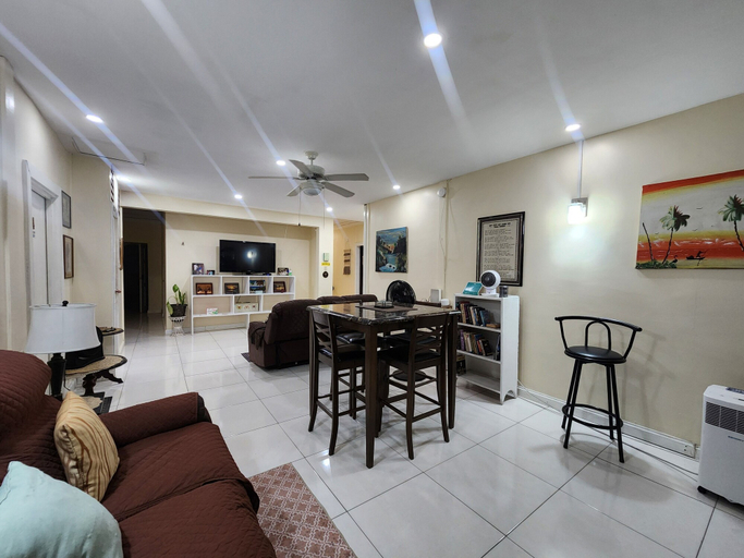 Living area 2, Hip Strip Vibe