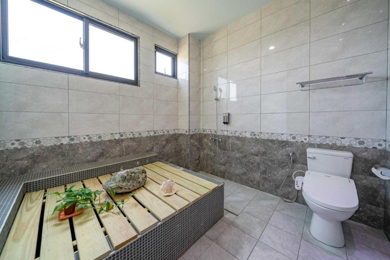 Bathroom 3, 騎馬在隔壁Horse Riding Next Door, Yilan