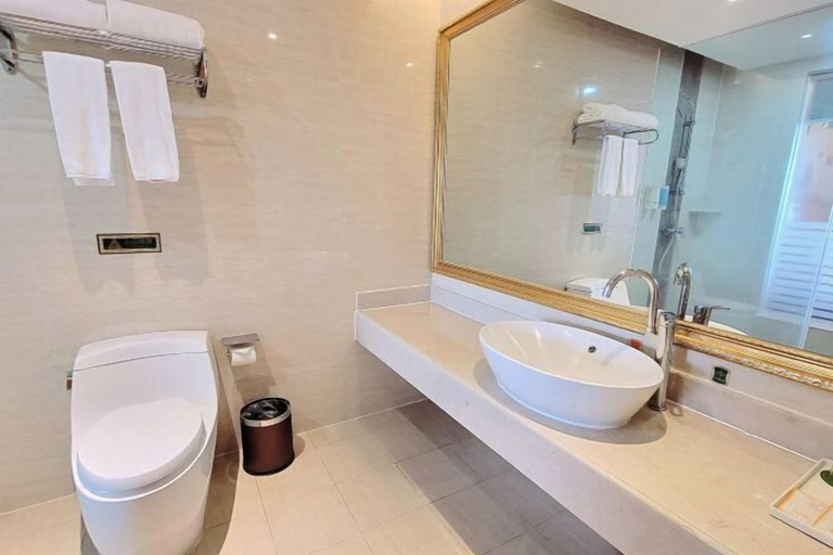 Bathroom 3, Vienna Hotel (Xinyi Jiaoyucheng River View), Maoming