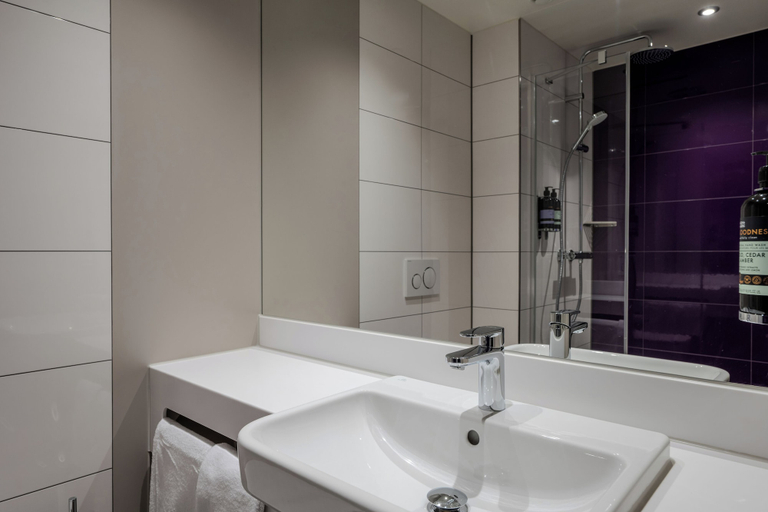 Bathroom 4, Premier Inn Hannover City Centre, Region Hannover