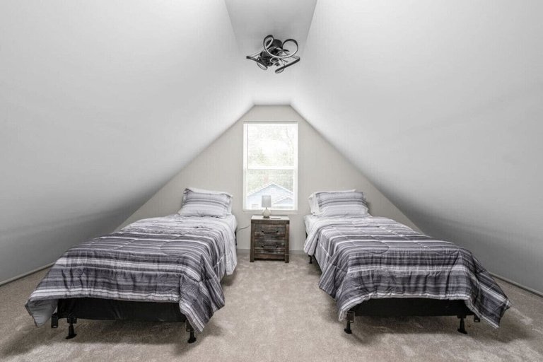 Interior 4, 590 Newly Remodeled 4 Bedroom - Downtown, Indianapolis