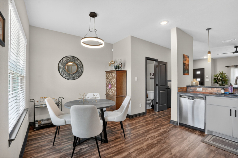 Dining, 2br Condo In College Station, Brazos