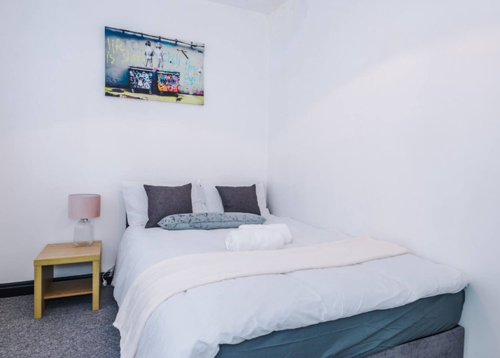 Room 4, Spacious 6-bedroom Property With Ensuite Perfect for Groups, Wigan