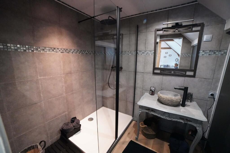 Bathroom 5, Clos Almahe, Seine-Maritime