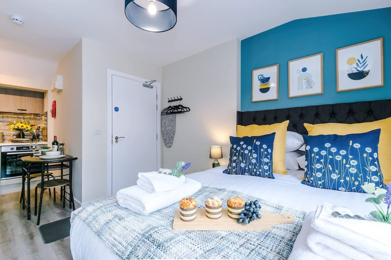 Room 3, NEW Pristine Studio in the City-centre Sleeps 2, Cheshire West and Chester
