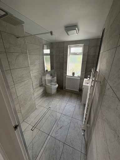 Bathroom 2, Isham House Sleeps 8 With Enclosed Garden, Northamptonshire
