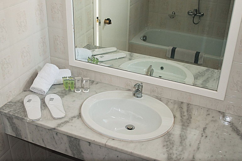 Bathroom 5, Skion Palace Beach Hotel - Bungalows Boutique, Central Macedonia