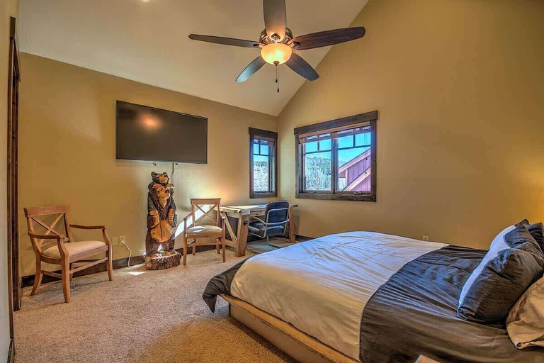Room 3, Minutes From World Class Ski Resorts, Hot Tub!, Summit