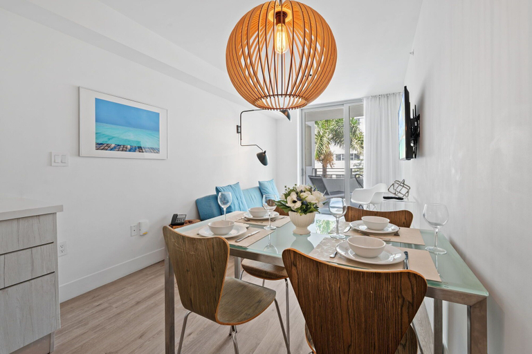 Dining 3, 6080 Collins, Miami-Dade