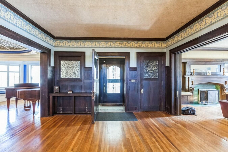 Interior 2, 449) Massive 5 Bedroom Downtown!, Kansas City