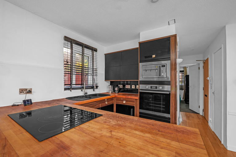 Room 5, Cozy 1-bed Flat in Croydon Sleeps 4 - Free Parking, London