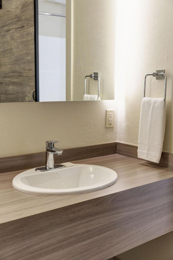 Bathroom 5, El Rancho Hotel, Williams