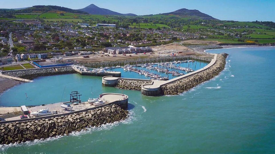 Marina, 4 Bed House - Sleeps 8 - Pets - Parking - Wifi