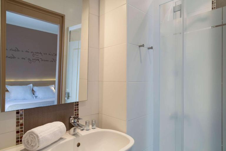 Bathroom 4, Hôtel du Château, Dinan, The Originals Boutique, Côtes-d'Armor