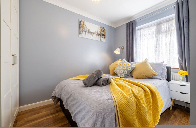 Room 2, Spacious 2-br House Parking Garden Sleeps 4, London