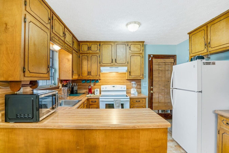 Interior 3, 413) Massive 3 Bedroom With Fenced Yard!, Clayton