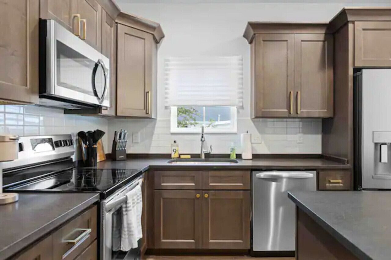 Interior 4, 31) Two Homes Downtown!, Hamilton
