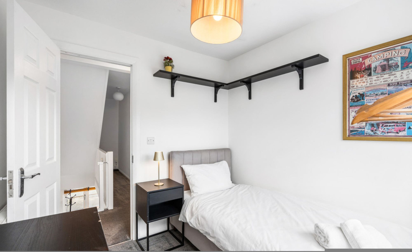 Room 5, Central Horsham 5BR Home Parking Pets Allowed, West Sussex