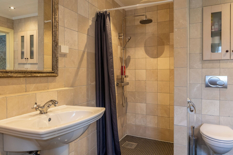 Bathroom 3, Villa Solvorn, Luster
