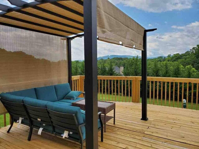 Interior 5, 550 Massive 4 Bedroom Home Sleeps 19, Buncombe