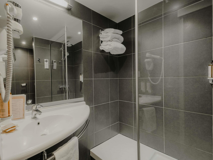 Bathroom 5, Mercure Annecy Sud Hotel, Haute-Savoie