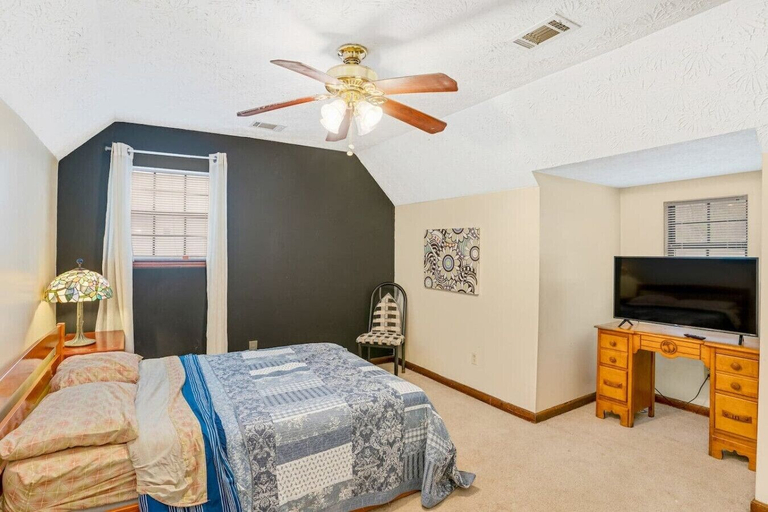 Interior 5, 413) Massive 3 Bedroom With Fenced Yard!, Clayton