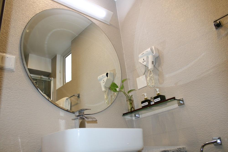 Bathroom 3, The Hive Beach, Malé