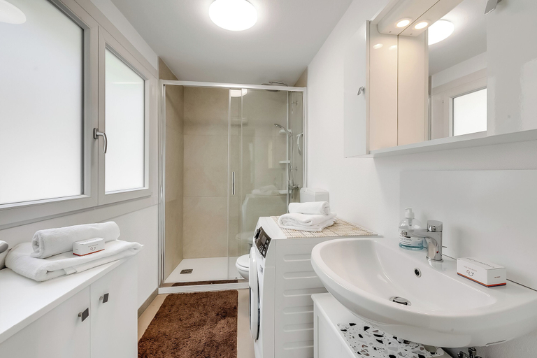 Bathroom 5, L' Angolino di Cannobio: Stone Home for 4 With Terrace, Verbano-Cusio-Ossola