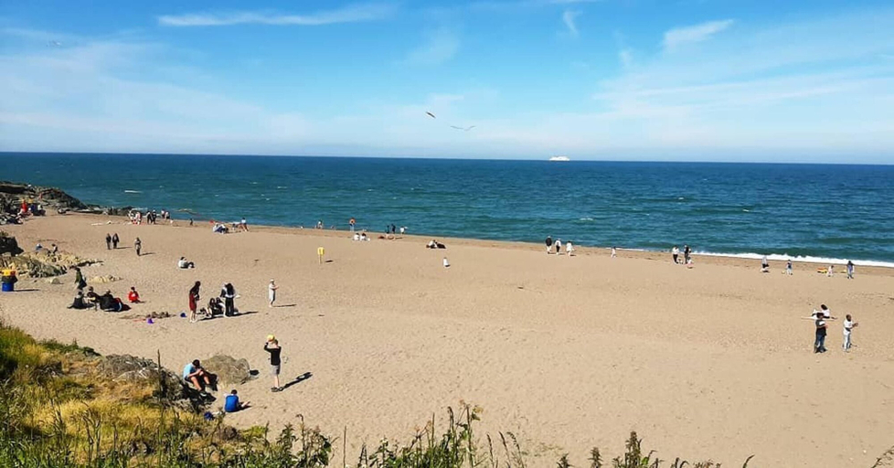 Beach, 4 Bed House - Sleeps 8 - Pets - Parking - Wifi