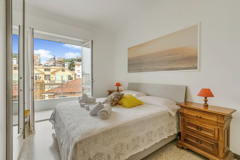 Room 2, La Maison Di Amilcare Central Sanremo Balcony & Wifi, Imperia