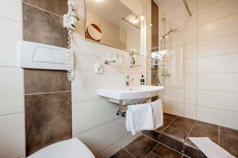 Bathroom 4, Hotel Garni Vier Jahreszeiten, Passau