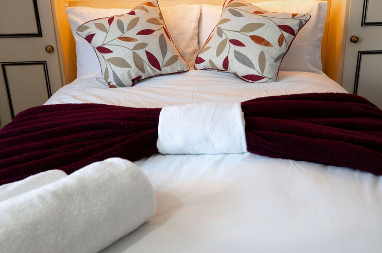 Room 4, Spacious 2-br House Parking Garden Sleeps 4, London