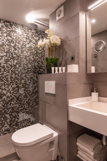 Bathroom 3, Luxury Apartment Paris Louvre, Paris
