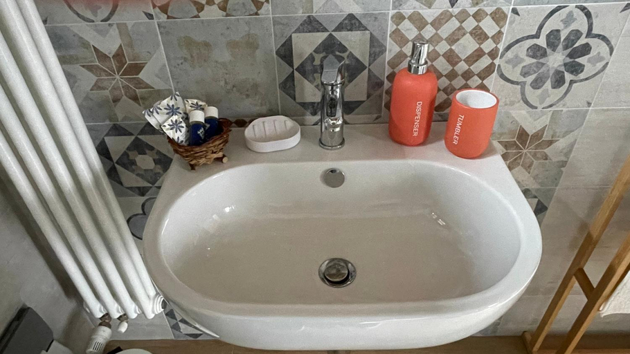 Bathroom 5, Orto Raccolto, Palermo