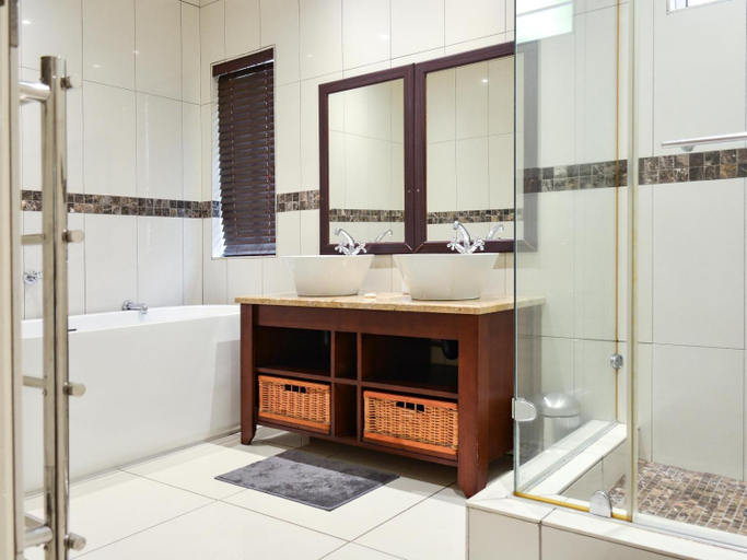 Bathroom 2, Athlone Lodge, Umgungundlovu