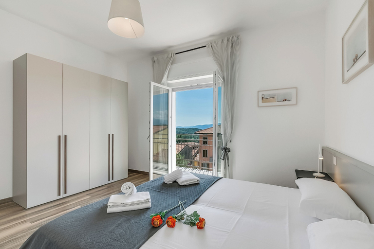 Room 2, Casa Tramonti: Mountain-view With Terrace Dining, Varese