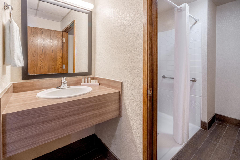 Bathroom 2, El Rancho Hotel, Williams