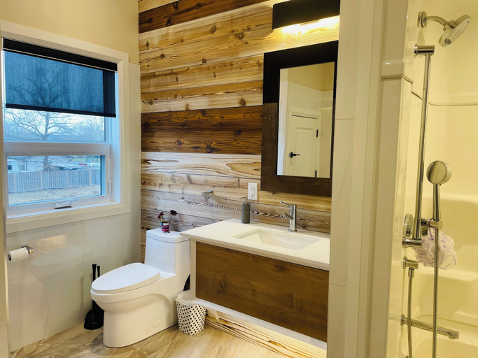 Bathroom 3, Niagara Retreat Center by Taiji Qi Yoga, Niagara